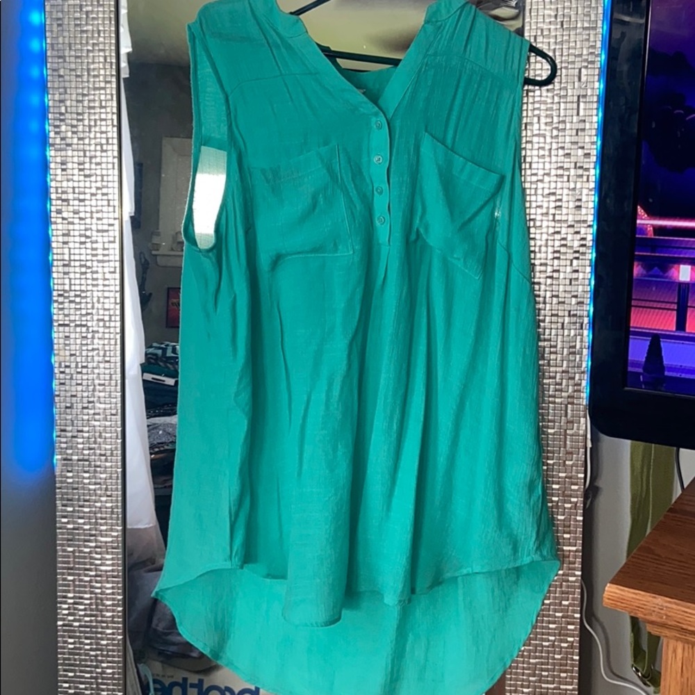 Green tank top with 2 pockets,